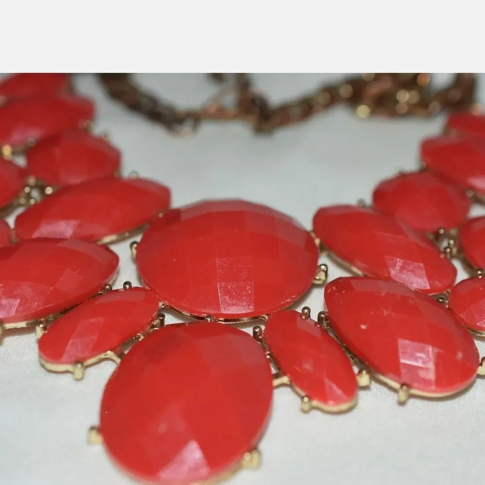 Vintage Thrilling Lipstick Red Faceted Lucite Chunky Gold Tone Link 20